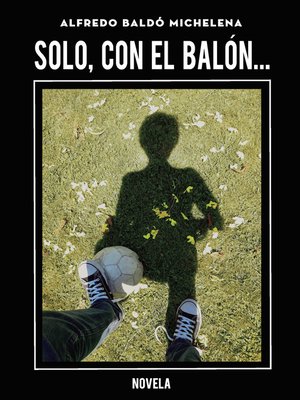 cover image of Solo, con el balón...